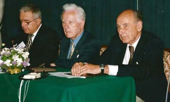 Cu acad. Gleb Drăgan și prof. Aureliu Leca la CNE’98